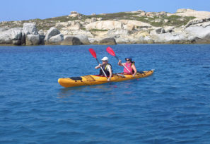 Kayak vers la pointe de Spanu en Balagne nature corse @Ligue Corse de Voile